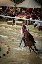 Il&nbsp;cavaliere&nbsp;Lorenzo&nbsp;Melosso&nbsp;del&nbsp;Sestiere&nbsp;Porta&nbsp;Romana&nbsp;in&nbsp;sella&nbsp;a&nbsp;Tago&nbsp;Island&nbsp;alla&nbsp;curva&nbsp;del&nbsp;Cassero&nbsp;durante&nbsp;la&nbsp;2^&nbsp;tornata.