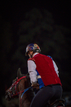 Il&nbsp;cavaliere&nbsp;Lorenzo&nbsp;Melosso&nbsp;del&nbsp;Sestiere&nbsp;Porta&nbsp;Romana&nbsp;in&nbsp;sella&nbsp;a&nbsp;Tago&nbsp;Island&nbsp;entra&nbsp;in&nbsp;pista&nbsp;per&nbsp;la&nbsp;3^&nbsp;tornata.