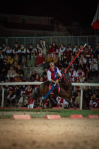 Il&nbsp;cavaliere&nbsp;Lorenzo&nbsp;Melosso&nbsp;del&nbsp;Sestiere&nbsp;Porta&nbsp;Romana&nbsp;in&nbsp;sella&nbsp;a&nbsp;Tago&nbsp;Island&nbsp;alla&nbsp;curva&nbsp;del&nbsp;Cassero&nbsp;durante&nbsp;la&nbsp;3^&nbsp;tornata.