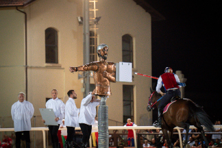 Il&nbsp;cavaliere&nbsp;Lorenzo&nbsp;Melosso&nbsp;del&nbsp;Sestiere&nbsp;Porta&nbsp;Romana&nbsp;in&nbsp;sella&nbsp;a&nbsp;Tago&nbsp;Island&nbsp;al&nbsp;2�&nbsp;bersaglio&nbsp;della&nbsp;3^&nbsp;tornata.