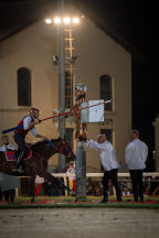 Il&nbsp;cavaliere&nbsp;Lorenzo&nbsp;Melosso&nbsp;del&nbsp;Sestiere&nbsp;Porta&nbsp;Romana&nbsp;in&nbsp;sella&nbsp;a&nbsp;Tago&nbsp;Island&nbsp;al&nbsp;3�&nbsp;bersaglio&nbsp;della&nbsp;3^&nbsp;tornata.