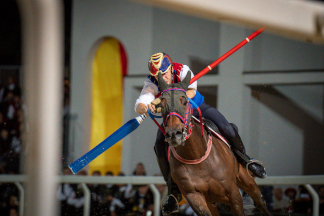 Il&nbsp;cavaliere&nbsp;Lorenzo&nbsp;Melosso&nbsp;del&nbsp;Sestiere&nbsp;Porta&nbsp;Romana&nbsp;in&nbsp;sella&nbsp;a&nbsp;Tago&nbsp;Island&nbsp;al&nbsp;rettilinio&nbsp;finale&nbsp;durante&nbsp;la&nbsp;3^&nbsp;tornata.